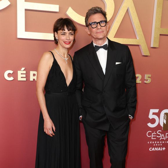 Bérénice Bejo (Bague et boucles d'oreilles TASAKI Atelier, Bracelet Collection Line) et son mari Michel Hazanavicius - Photocall de la 50ème édition de la cérémonie des César à l'Olympia à Paris, France, le 28 février 2025 © Dominique Jacovides - Olivier Borde / Bestimage