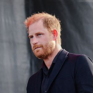 Le prince Harry, duc de Sussex lorsqu'il monte sur la scène du One805 Live Concert dans la propriété de la star Costner au bord de l'océan de Santa Barbara à Summerland, en Californie, où Harry s'apprête à remettre le prix ''Heart of the Community'' (cœur de la communauté).  Photo by Amy Katz/ZUMA Press Wire/ABACAPRESS.COM