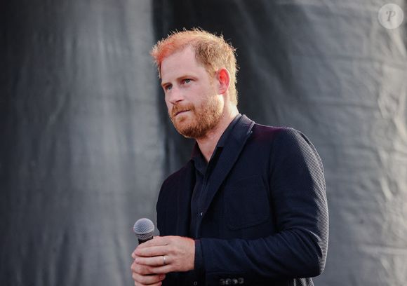 Le prince Harry, duc de Sussex lorsqu'il monte sur la scène du One805 Live Concert dans la propriété de la star Costner au bord de l'océan de Santa Barbara à Summerland, en Californie, où Harry s'apprête à remettre le prix ''Heart of the Community'' (cœur de la communauté).  Photo by Amy Katz/ZUMA Press Wire/ABACAPRESS.COM
