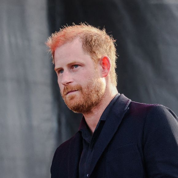 Le prince Harry, duc de Sussex lorsqu'il monte sur la scène du One805 Live Concert dans la propriété de la star Costner au bord de l'océan de Santa Barbara à Summerland, en Californie, où Harry s'apprête à remettre le prix ''Heart of the Community'' (cœur de la communauté).  Photo by Amy Katz/ZUMA Press Wire/ABACAPRESS.COM