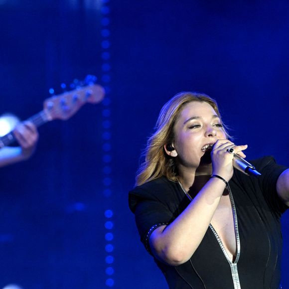 Santa, chanteuse, autrice, compositrice et productrice niçoise, en concert sur la scène Masséna durant la dernière soirée du Nice Jazz Fest 2025, le 27 juillet 2025. © Bruno Bebert/Bestimage