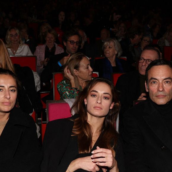 Exclusif - Anthony Delon et ses filles Loup et Liv lors de la soirée hommage Ciné-concert symphonique "Alain Delon, le dernier Samouraï" au palais des congrès à Paris le 8 novembre 2024 le jour de son anniversaire. Pour cette soirée, le chef d'orchestre Vahan Mardirossian a dirigé l'orchestre symphonique de Douai.

© Jacovides / Moreau / Bestimage