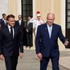 Le président français Emmanuel Macron (à gauche) est accueilli par le prince Albert II de Monaco (à droite) lors d'une cérémonie à son arrivée pour une visite d'État de deux jours au palais princier de Monaco. Photo by Ludovic Marin/Pool/ABACAPRESS.COM