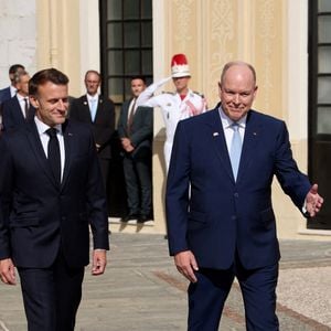Le président français Emmanuel Macron (à gauche) est accueilli par le prince Albert II de Monaco (à droite) lors d'une cérémonie à son arrivée pour une visite d'État de deux jours au palais princier de Monaco. Photo by Ludovic Marin/Pool/ABACAPRESS.COM