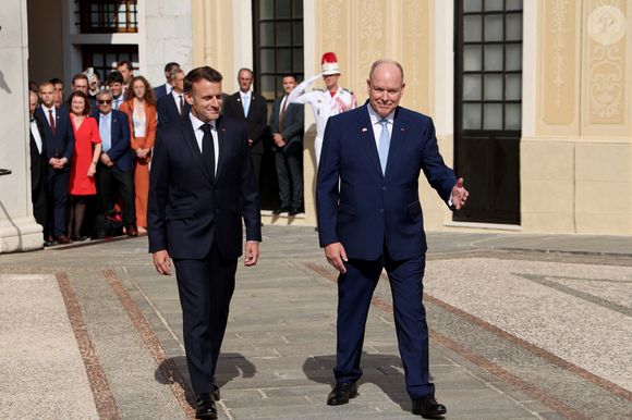 Le président français Emmanuel Macron (à gauche) est accueilli par le prince Albert II de Monaco (à droite) lors d'une cérémonie à son arrivée pour une visite d'État de deux jours au palais princier de Monaco. Photo by Ludovic Marin/Pool/ABACAPRESS.COM
