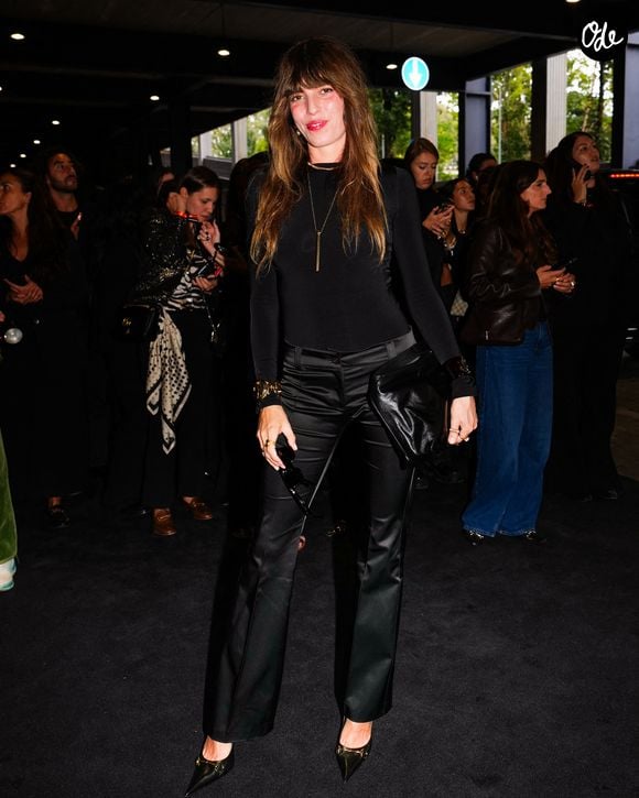 De son côté Lou Doillon joue la carte du chic décontracté. Son look entièrement noir associe un haut près du corps à un pantalon en cuir à la coupe ample.

Lou Doillon assiste à Gucci Le défilé de mode The Store pendant la Milan Fashion Week Womenswear Printemps/Été 2027 le 25 septembre 2026 à Milan, en Italie. © Lucia Sabatelli / Bestimage