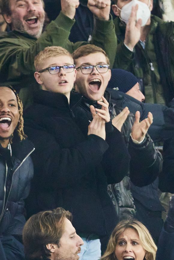 "On est présents sur une collégiale mais nos micros sont coupés", apprend-t-on.
Les frères Félix Lebrun et Alexis Lebrun - Célébrités assistent au match de Ligue des champions entre le PSG et Manchester City (4-2) au Parc des Princes à Paris le 22 janvier 2025. © Cyril Moreau/Bestimage