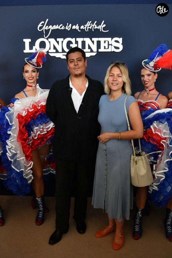 Exclusif - Yasmine Lavoine et son compagnon le comédien Névil de Montalembert dans l’espace VIP “le Pavillon Eiffel,” lors de la 12ème édition Longines Paris Eiffel Jumping au pied de la Tour Eiffel sur le Champ-de-Mars à Paris, France le 20 juin 2026 © Perusseau / Veeren / Bestimage