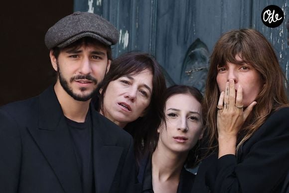 Ben Attal, Charlotte Gainsbourg, Alice Attal, Lou Doillon - Arrivées des célébrités aux obsèques de Jane Birkin en l'église Saint-Roch à Paris. Le 24 juillet 2023
© Jacovides-KD Niko / Bestimage