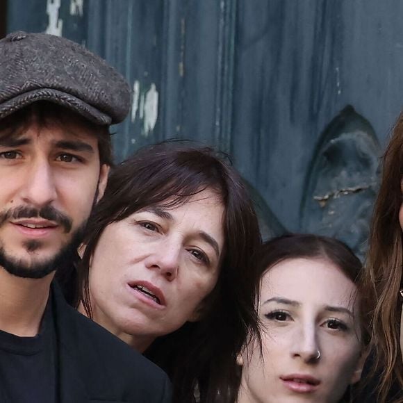 Ben Attal, Charlotte Gainsbourg, Alice Attal, Lou Doillon - Arrivées des célébrités aux obsèques de Jane Birkin en l'église Saint-Roch à Paris. Le 24 juillet 2023
© Jacovides-KD Niko / Bestimage