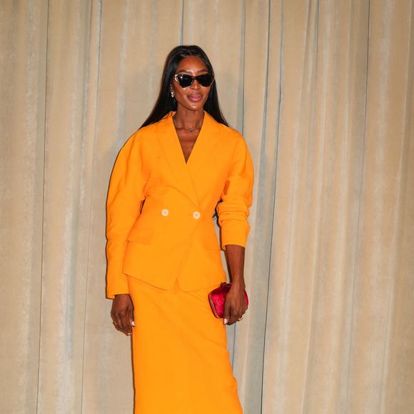 Parmi les autres invités présents, la mannequin Naomi Campbell a fait forte impression avec son tailleur orange fluo.

Naomi Campbell à la soirée d'inauguration de la nouvelle résidence de la maison Roger Vivier à Paris lors de la fashion Week, le 2 octobre 2025.

Photo : Lucia Sabatelli / Bestimage