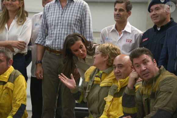 La reine Letizia d'Espagne s'entretient avec une femme membre de la brigade des pompiers forestiers lors d'une visite à Ourense, le 28 août 2025, en Galice, Espagne. Le roi et la reine d'Espagne effectuent aujourd'hui une visite officielle dans différentes parties de la province d'Ourense, la région la plus touchée par la récente vague d'incendies de forêt. L'objectif de cette visite est de constater de visu l'étendue des dégâts, d'écouter les demandes des habitants et de transmettre un message de soutien et de solidarité. La journée débutera au centre de coordination du district forestier XIV, à Verín, et se terminera par une visite à l'école publique de Medeiros. © Rosa Veiga/Europa Press/Bestimage