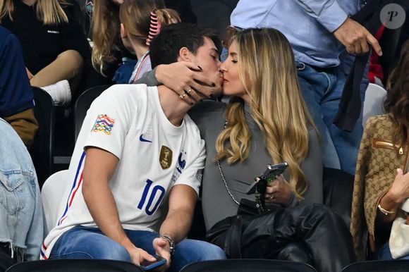 Dylan Deschamps et sa compagne Mathilde Cappelaere en tribune du match de football de quart de finale opposant la France à l’Angleterre lors de la coupe du Monde (FIFA 2022) au stade Al Bayt à Al Khor au Qatar, le 10 décembre 2022. La France a gagné 2-1. © Philippe Perusseau/Bestimage