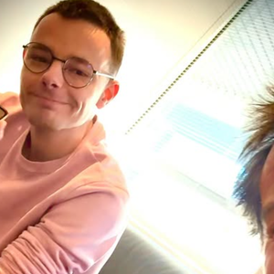 Jean-Luc Reichmann en compagnie d'Emilien, champion actuel des "12 Coups de midi", sur TF1.