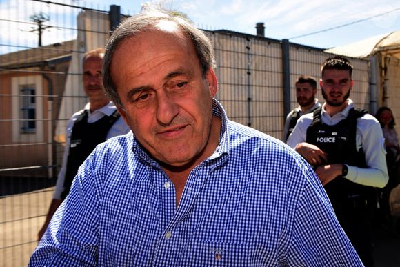 Les entrées sont proposées entre 18 et 26 euros, avec par exemple des moules gratinées à la provençale à 18 euros ou du foie gras maison à 26 euros.

Michel Platini en Ardèche le 18 avril 2022. 
Photo par Romain Doucelin/Bestimage