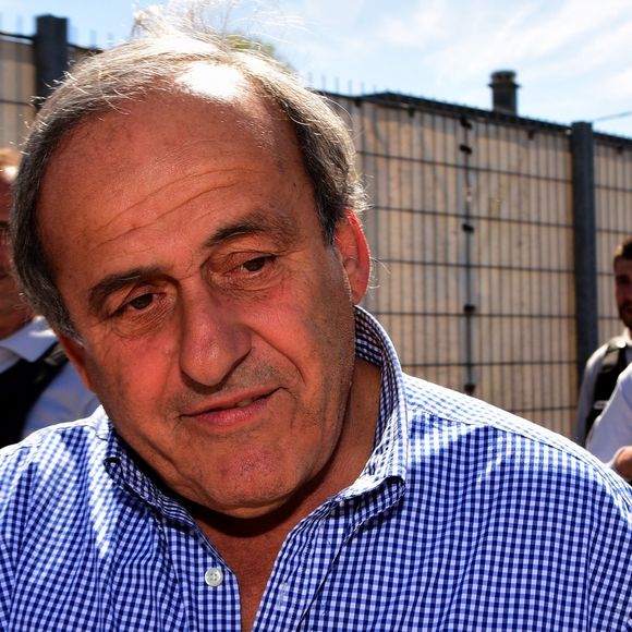 Les entrées sont proposées entre 18 et 26 euros, avec par exemple des moules gratinées à la provençale à 18 euros ou du foie gras maison à 26 euros.

Michel Platini en Ardèche le 18 avril 2022. 
Photo par Romain Doucelin/Bestimage