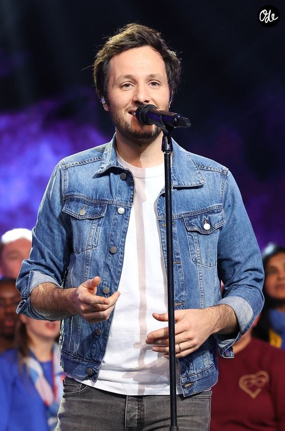 Vianney - Les personnalités se mobilisent lors de la 37ème édition du Téléthon sur le plateau de France 2, avec pour parrain Vianney. Cette année, 80,6 millions de dons ont été promis. Le 9 décembre 2023. © Coadic Guirec / Bestimage