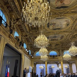 Ses filles Marie et Charlotte, âgées de 72 et 67 ans et habituellement très éloignées de la lumière médiatique, avaient elles aussi fait le déplacement pour applaudir leur père.
 
Emmanuel Macron, Hugues Aufray - Hugues Aufray (97 ans) a été élevé au rang de commandeur de l'ordre national du Mérite par Emmanuel Macron au palais de l’Elysée à Paris le 15 septembre 2026. | 00770130