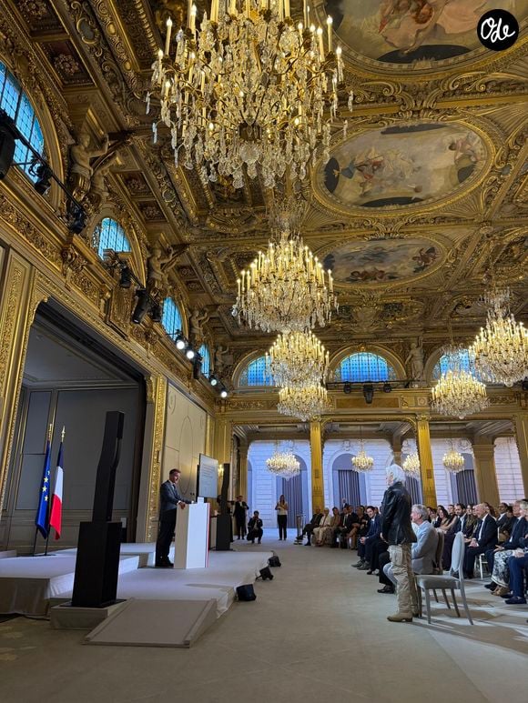 Ses filles Marie et Charlotte, âgées de 72 et 67 ans et habituellement très éloignées de la lumière médiatique, avaient elles aussi fait le déplacement pour applaudir leur père.
 
Emmanuel Macron, Hugues Aufray - Hugues Aufray (97 ans) a été élevé au rang de commandeur de l'ordre national du Mérite par Emmanuel Macron au palais de l’Elysée à Paris le 15 septembre 2026. | 00770130