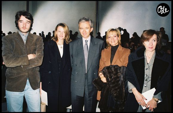BERNARD ARNAULT - HELENE ARNAULT ET SES ENFANTS ANTOINE ET DELPHINE - BACKSTAGE - DEFILE DE MODE LOUIS VUITTON COLLECTION PRET A PORTER AUTOMNE HIVER 1998 1999 A PARIS