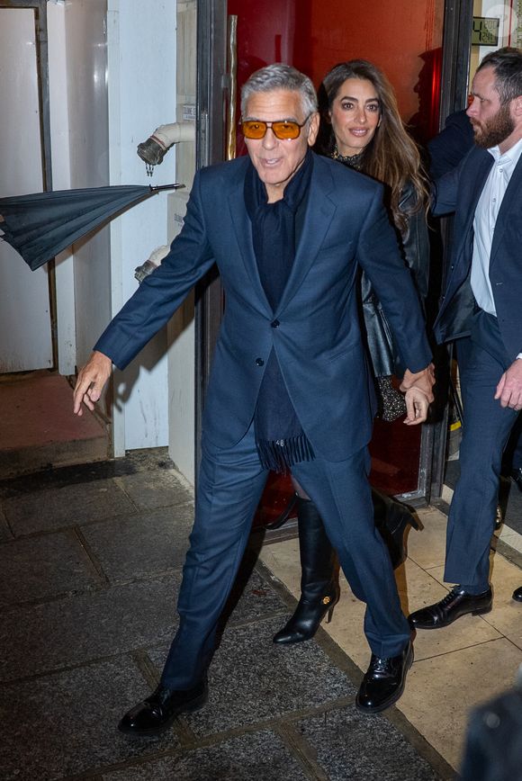 L'acteur sera à l'affiche du film "Jay Kelly" le 5 décembre prochain sur Netflix.
George Clooney et sa femme Amal Alamuddin à la sortie du Royal Monceau après l'avant-première française du film Netflix Jay Kelly au Christine Cinéma Club à Paris, France, le 24 novembre 2025. © Yoann Ouahcene/Bestimage