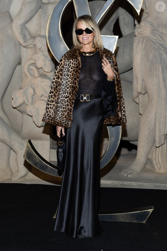 Sa dernière apparition au premier rang d’un défilé Saint Laurent remontait au 24 septembre 2024 pour la collection printemps-été 2025.

Laeticia Hallyday - Photocall du défilé Saint Laurent "Collection Femme Prêt-à-Porter Automne/Hiver 2026-2027" lors de la Fashion Week de Paris, le 3 mars 2026

© Cyril Moreau / Bestimage