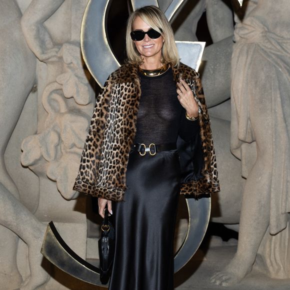 Sa dernière apparition au premier rang d’un défilé Saint Laurent remontait au 24 septembre 2024 pour la collection printemps-été 2025.

Laeticia Hallyday - Photocall du défilé Saint Laurent "Collection Femme Prêt-à-Porter Automne/Hiver 2026-2027" lors de la Fashion Week de Paris, le 3 mars 2026

© Cyril Moreau / Bestimage