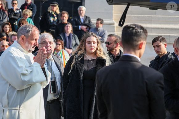 Le veuf Michel Ferracci, Milla Savarese, la fille de la défunte à la sortie des obsèques d'Emilie Dequenne au cimetière Père Lachaise à Paris, France, le 26 mars 2025. © Cyril Moreau/Bestimage