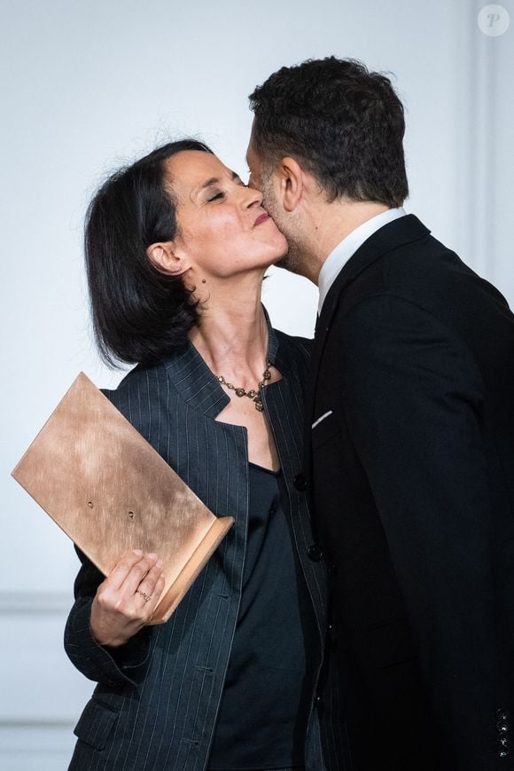 ainsi qu'a Sophia Aram, en reconnaissance de leur engagement exceptionnel dans la lutte contre l’antisémitisme.

Sophia Aram et l'animateur Arthur (Jacques Essebag) lauréats du prix Jean Pierre-Bloch de la LICRA, à l Elysée, le 2 avril 2025.  © Eric Tschaen / pool / Bestimage