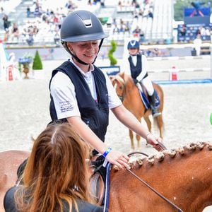 Carla Bruni et sa fille Giulia Sarkozy après le prix Kids Cup L’Envol dans l'Espace VIP lors de la 10ème édition du "Longines Paris Eiffel Jumping" à la Plaine de Jeux de Bagatelle à Paris, France, le 21 juin 2024. © Perusseau-Veeren/Bestimage