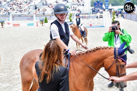 Carla Bruni et sa fille Giulia Sarkozy après le prix Kids Cup L’Envol dans l'Espace VIP lors de la 10ème édition du "Longines Paris Eiffel Jumping" à la Plaine de Jeux de Bagatelle à Paris, France, le 21 juin 2024. © Perusseau-Veeren/Bestimage