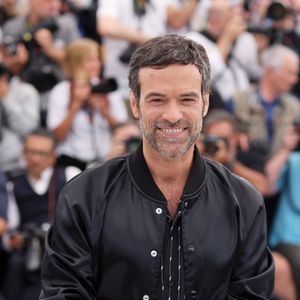 Bien que moins médiatisé que son petit frère acteur, François Duris bénéficie d'une solide réputation dans l'univers du design industriel.
Romain Duris au photocall de "Le règne animal" lors du 76ème Festival International du Film de Cannes. © Jacovides/Moreau/Bestimage