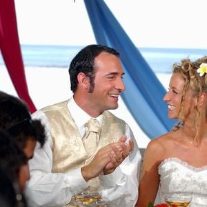 Archives - Aux Seychelles, Jean Dujardin et Alexandra Lamy  se marient dans la série "Un gars, une fille" le 2 décembre 2002.

© Bestimage