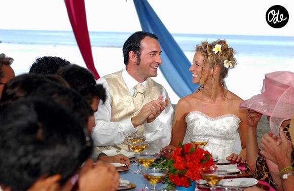 Archives - Aux Seychelles, Jean Dujardin et Alexandra Lamy  se marient dans la série "Un gars, une fille" le 2 décembre 2002.

© Bestimage