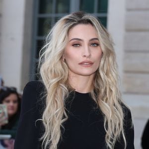 A en croire les documents déposés le 9 octobre devant la cour, la jeune femme aurait touché près de 65 millions de dollars de bénéfices issus de l'héritage colossal de son paternel.

Paris Jackson arrive au défilé Tom Ford Collection Femme Prêt-à-Porter Printemps/Eté 2026 lors de la Fashion Week de Paris (PFW) a Paris, France, le 1 Octobre 2025. © Denis Guignebourg/Bestimage