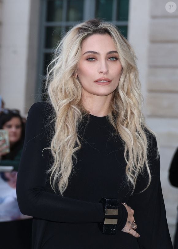 A en croire les documents déposés le 9 octobre devant la cour, la jeune femme aurait touché près de 65 millions de dollars de bénéfices issus de l'héritage colossal de son paternel.

Paris Jackson arrive au défilé Tom Ford Collection Femme Prêt-à-Porter Printemps/Eté 2026 lors de la Fashion Week de Paris (PFW) a Paris, France, le 1 Octobre 2025. © Denis Guignebourg/Bestimage
