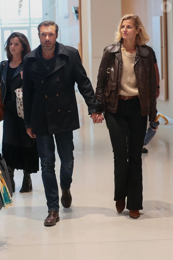 Nicolas Bedos, jugé pour agressions et harcèlement sexuels, arrive avec sa compagne Pauline Desmonts et son avocate,  J.Minkowski, au tribunal judiciaire de Paris, le 26 septembre 2024. Les faits reprochés auraient été commis entre 2018 et 2023. 
© Christophe Clovis / Bestimage