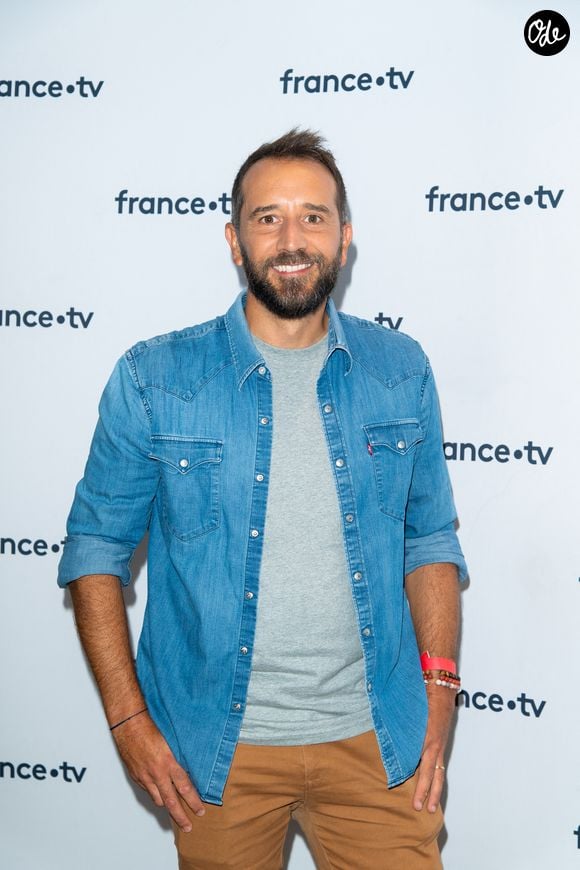 Ismael Khelifa lors du photocall dans le cadre de la conférence de presse de France Télévisions au Pavillon Gabriel à Paris, France, le 24 août 2021.

© Pierre Perusseau/Bestimage