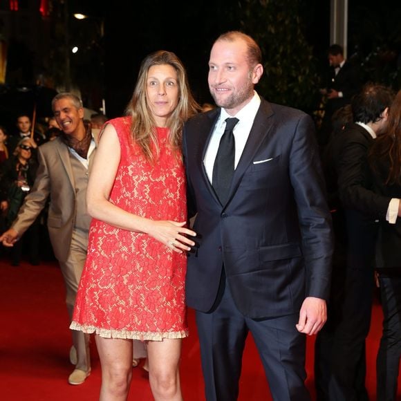 Francois Damiens et sa compagne - Montee des marches du film "Soshite Chichi Ni Naru" lors du 66eme festival du film de Cannes le 18 Mai 2013.