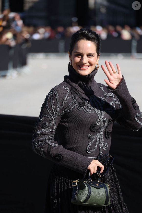 Info du 18/12/25 - L'actrice de 37 ans Noémie Merlant est enceinte de son premier enfant - Noémie Merlant arrive au défilé Louis Vuitton Collection Femme Prêt-à-Porter Printemps/Eté 2026 lors de la Fashion Week de Paris (PFW) dans la Cour Carrée du Louvre, à Paris, France, le 30 septembre 2025. © Denis Guignebourg/Bestimage