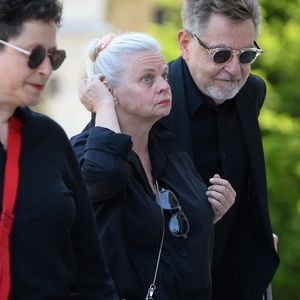 Isabelle Nanty, semble aller beaucoup mieux depuis son grave accident en VTC sur l'autoroute A10, accompagné de Olivier Gluzman, arrive aux obsèques de la chanteuse Guesch Patti au Crématorium du Père-Lachaise à Paris, France, le 3 juillet 2026. Isabelle Nanty a accompagné son amie la chanteuse Guesch Patti jusqu'à son dernier souffle. © Bestimage