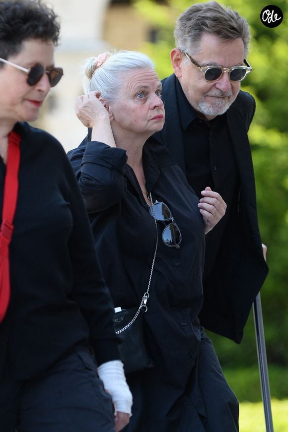 Isabelle Nanty, semble aller beaucoup mieux depuis son grave accident en VTC sur l'autoroute A10, accompagné de Olivier Gluzman, arrive aux obsèques de la chanteuse Guesch Patti au Crématorium du Père-Lachaise à Paris, France, le 3 juillet 2026. Isabelle Nanty a accompagné son amie la chanteuse Guesch Patti jusqu'à son dernier souffle. © Bestimage