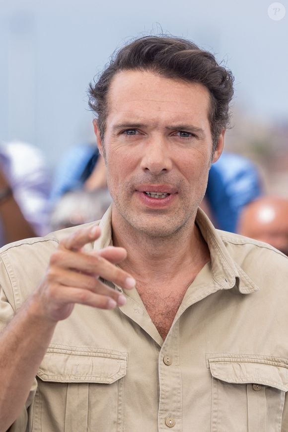 Le réalisateur Nicolas Bedos au photocall de "Mascarade" lors du 75ème Festival International du Film de Cannes, le 28 mai 2022. 
© Olivier Borde / Bestimage