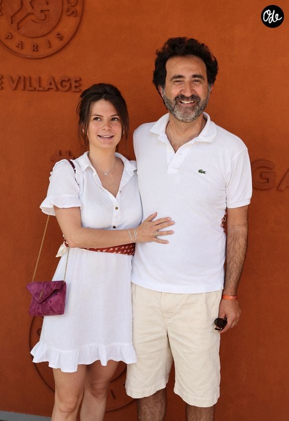 Mathieu Madénian et sa femme Olivia au village lors des Internationaux de France de Tennis de Roland Garros 2026. Paris, le 26 mai 2026. © Jacovides / Moreau / Bestimage