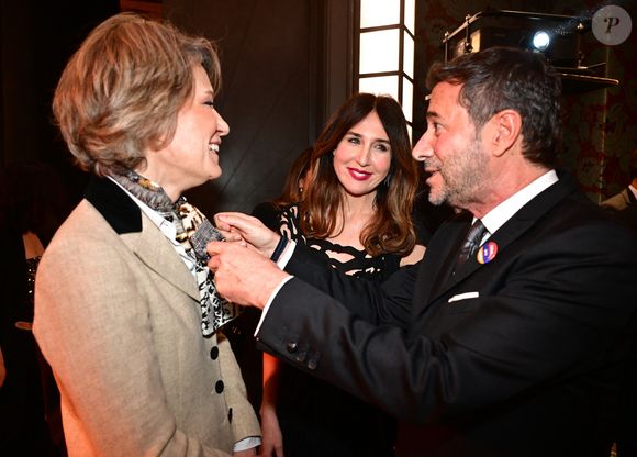 Anne Genetet, Elsa Zylberstein, Bernard Montiel au dîner annuel du CCAF (Conseil de coordination des associations arméniennes de France) à l'hôtel du collectionneur à Paris le 11 mars 2025
Comme chaque année, la onzième édition du désormais fameux dîner du CCAF a fait salle comble. 450 personnes se sont retrouvées dans les salons de l'hôtel du collectionneur, à Paris. Lors du cocktail, plusieurs personnalités politiques ont eu l'occasion de s'entretenir avec les invités.
Comme de coutume, un certain nombre de figures intellectuelles étaient également au dîner.
C'est Nelson Monfort qui a présenté la soirée en rappelant que la soirée est l'occasion de nous retrouver et de réaffirmer les liens profonds qui unissent la France et l'Arménie, liens tissés par l'histoire, la culture et des valeurs communes.
Cette soirée incarne à la fois un hommage solennel et un appel à l'action. Hommage envers celles et ceux qui oeuvrent sans relâche pour la cause arménienne; mais appel à la communauté internationale pour qu'elle s'engage résolument pour la justice et la paix.

© Christian Liewig / Bestimage