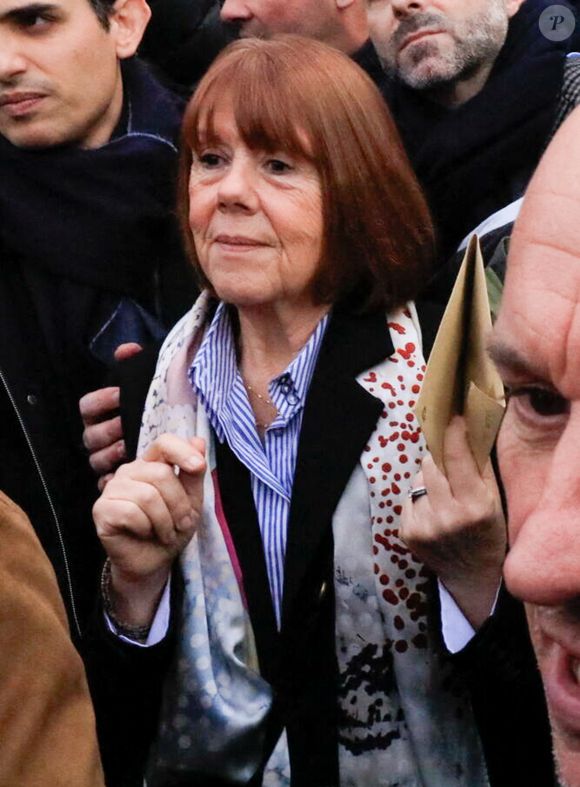 Gisèle Pélicot - Sorties du tribunal au dernier jour du procès de l'ex-mari D.Pelicot, accusé de l'avoir droguée pendant près de dix ans et d'avoir invité des inconnus à la violer à leur domicile de Mazan, une petite ville du sud de la France, à Avignon le 19 décembre 2024. 2024. Un tribunal de la ville méridionale d'Avignon juge D.Pelicot, un retraité de 71 ans, pour avoir violé à plusieurs reprises et enrôlé des dizaines d'étrangers pour violer sa femme fortement sous sédatifs dans son propre lit pendant une décennie. Cinquante autres hommes, âgés de 26 à 74 ans, sont également jugés pour leur implication présumée, dans une affaire qui a horrifié la France. Les procédures judiciaires, qui se déroulent jusqu'en décembre, sont ouvertes au public à la demande de l'ex-femme et victime de Dominique Pelicot. Ce jeudi matin, la cour criminelle du Vaucluse a rendu son verdict dans l'affaire des viols de Mazan. Dominique Pelicot est condamné à 20 ans de réclusion criminelle et l'ensemble des 51 accusés sont reconnus coupables. © Franz Chavaroche / Bestimage