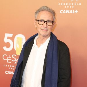 La peur qu’elle me trompe était devenue une obsession… En plus, elle enchaînait les tournages. J’étais extrêmement jaloux. Et ce qui devait arriver arriva : elle m’a trompé et elle m’a quitté !”
Thierry Lhermitte - Photocall de la 50ème édition de la cérémonie des César à l'Olympia à Paris, France, le 28 février 2025 © Dominique Jacovides - Olivier Borde / Bestimage