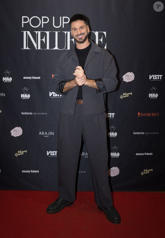 Le tarif est de 150 € par personne, avec un acompte de 50 € en ligne et le solde de 100 € sur place.

Jordan Mouillerac - Photocall du pop up store influence à Paris le 12 octobre 2025. © Florent Lavieille - Rachid Bellak / Bestimage