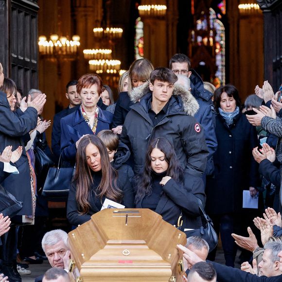 Ses obsèques avaient donné lieu à une immense émotion...

Nathalie Marquay et ses enfants Lou et Tom Dominique Bonnet (première femme de Jean-Pierre Pernaut)  - La famille de Jean-Pierre Pernaut à la sortie des obsèques en la Basilique Sainte-Clotilde à Paris le 9 mars 2022. © Cyril Moreau/Bestimage