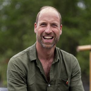 Le prince de Galles à bord d'un bateau lors d'une visite de la zone de mangrove de Guapimirim, dans la baie de Guanabara, gérée par l'Institut Chico Mendes pour la conservation de la biodiversité (ICMBio), afin de s'informer sur les travaux de restauration qui y sont menés, le deuxième jour de sa visite au Brésil à l'occasion de la cérémonie annuelle de remise des prix Earthshot.  Photo par PA Photo/ Bestimage